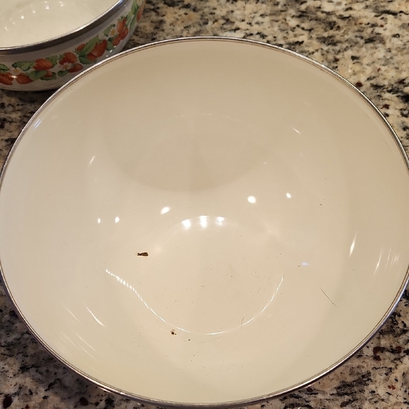Vintage Kobe Enamel Strawberry Nesting Bowls Set of 2 Cottagecore Kitchen 80s - Picture 6 of 8